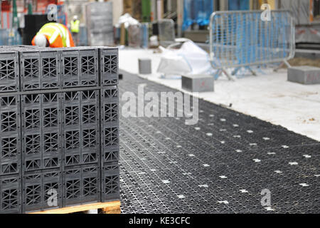 Blocchi di drenaggio cellulari in plastica installati in uno sviluppo residenziale centrale di Londra. Mostra i blocchi in primo piano in primo piano. Foto Stock