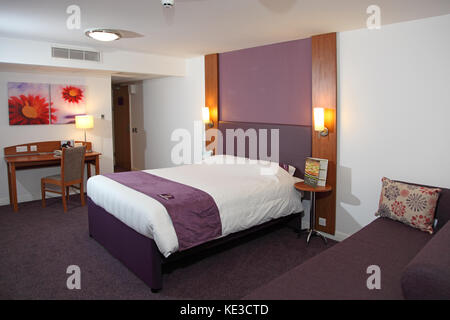 Interno di una camera da letto in un recentemente completato Premier Inn Hotel a Maidstone, Kent, Regno Unito. Convertito da un blocco ufficio esistente. Foto Stock