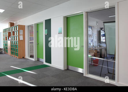 Colore corridoio in aula in una nuova Londra scuola primaria academy. Vuoto, porte chiuse. Foto Stock