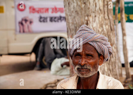 Un agricoltore disperato in chota badada villaggio del distretto di barwani in m.p., India. Il villaggio si trova nella valle del fiume narmada e viene ad essere sommersi. Foto Stock