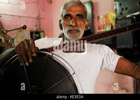 Un agricoltore disperato in chota badada villaggio del distretto di barwani in m.p., India. Il villaggio si trova nella valle del fiume narmada e viene ad essere sommersi. Foto Stock