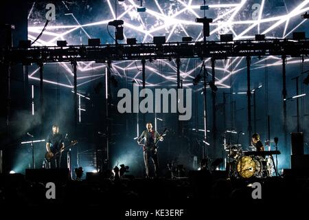 Assago, Italia. 17 Ott 2017. La band post-rock islandese Sigur Rós ha ritratto sul palco suonando dal vivo al Mediolanum Forum Assago Milano Italia. Credit: Roberto Finizio/Pacific Press/Alamy Live News Foto Stock