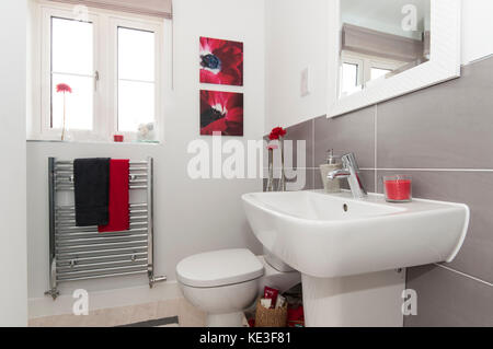 Bagno en suite con chrome radiatore scaldasalviette Foto Stock