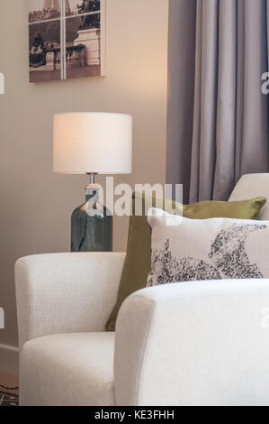 Poltrona bianca e bottiglia basati lampada da tavolo Foto Stock