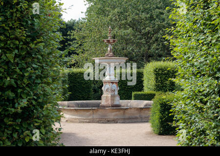 Fontana situata nel giardino ornamentale di Temple Newsam House, Leeds, Yorkshire Foto Stock