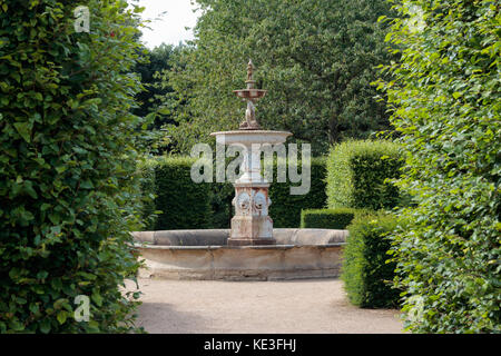 Set di fontana nel giardino ornamentale al Temple Newsam House, Leeds, Yorkshire Foto Stock
