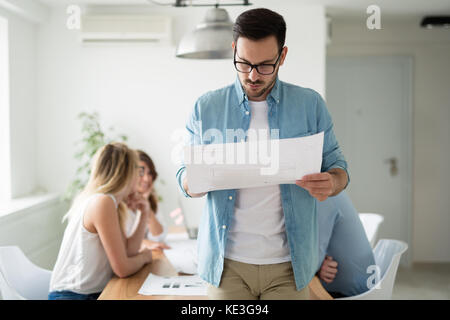 I progettisti a lavorare su un nuovo progetto in un ufficio moderno Foto Stock