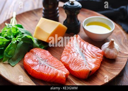 Filetti di salmone con formaggio e ingredienti freschi Foto Stock
