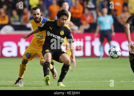 Nicosia, Cipro. 17 ottobre 2017. Shinji Kagawa (R) del Bortussia Dortmund si batte per il pallone durante la partita di Champions League 2017-2018 contro l'APOEL a Nicosia, Cipro, 17 ottobre 2017. La partita pareggiò 1-1. Crediti: Sakis Savvides/Xinhua/Alamy Live News Foto Stock