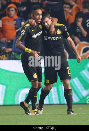 Nicosia, Cipro. 17 ottobre 2017. Il Sokratis Papastathopoulos (R) del Bortussia Dortmund celebra il punteggio ottenuto durante la partita di Champions League 2017-2018 contro l'APOEL a Nicosia, Cipro, 17 ottobre 2017. La partita pareggiò 1-1. Crediti: Sakis Savvides/Xinhua/Alamy Live News Foto Stock