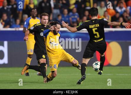 Nicosia, Cipro. 17 ottobre 2017. Lo Stathis Aloneftis (C) dell'APOEL si batte per il pallone durante la partita di Champions League 2017-2018 contro il Bortussia Dortmund a Nicosia, Cipro, 17 ottobre 2017. La partita pareggiò 1-1. Crediti: Sakis Savvides/Xinhua/Alamy Live News Foto Stock