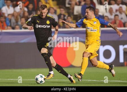 Nicosia, Cipro. 17 ottobre 2017. Andriy Yarmolenko (L) del Bortussia Dortmund si batte per il pallone durante la partita di Champions League 2017-2018 contro l'APOEL a Nicosia, Cipro, 17 ottobre 2017. La partita pareggiò 1-1. Crediti: Sakis Savvides/Xinhua/Alamy Live News Foto Stock