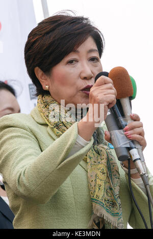 Saitama, Giappone. Xviii oct, 2017. yuriko koike, governatore di Tokyo e il leader del nuovo partito nazionale, kibo no per (Partito della speranza), offre un discorso di strada al di fuori di Kawagoe station su ottobre 18, 2017, Saitama, Giappone. Koike ha offerto il suo sostegno a ex partito democratico (Dp) stati e kibo no al candidato yasuko komiyama. Credito: aflo co. ltd./alamy live news Foto Stock