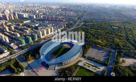 Shenyang, Cina. 18 ottobre 2017. (SOLO PER USO EDITORIALE. CHINA OUT). Fotografia aerea dello stadio Tiexi a Shenyang, nella provincia di Liaoning della Cina nord-orientale. Il Tiexi Stadium è la sede della Chinese Super League. Crediti: SIPA Asia/ZUMA Wire/Alamy Live News Foto Stock