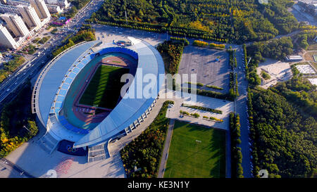 Shenyang, Cina. 18 ottobre 2017. (SOLO PER USO EDITORIALE. CHINA OUT). Fotografia aerea dello stadio Tiexi a Shenyang, nella provincia di Liaoning della Cina nord-orientale. Il Tiexi Stadium è la sede della Chinese Super League. Crediti: SIPA Asia/ZUMA Wire/Alamy Live News Foto Stock