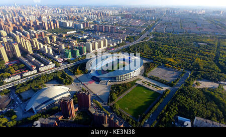 Shenyang, Cina. 18 ottobre 2017. (SOLO PER USO EDITORIALE. CHINA OUT). Fotografia aerea dello stadio Tiexi a Shenyang, nella provincia di Liaoning della Cina nord-orientale. Il Tiexi Stadium è la sede della Chinese Super League. Crediti: SIPA Asia/ZUMA Wire/Alamy Live News Foto Stock