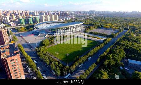 Shenyang, Cina. 18 ottobre 2017. (SOLO PER USO EDITORIALE. CHINA OUT). Fotografia aerea dello stadio Tiexi a Shenyang, nella provincia di Liaoning della Cina nord-orientale. Il Tiexi Stadium è la sede della Chinese Super League. Crediti: SIPA Asia/ZUMA Wire/Alamy Live News Foto Stock