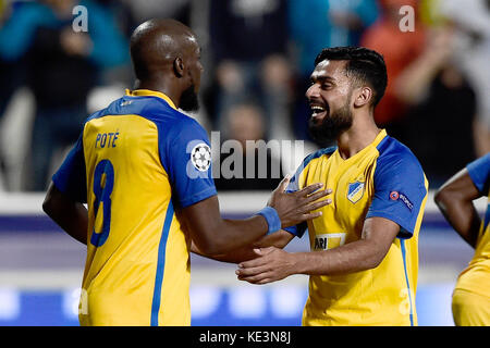 Nicosia, Cipro. 17 ottobre 2017. Mickael Pote (L) di Nicosia celebra il suo gol 1-0 durante la partita di qualificazione delle fasi a gironi della Champions League tra APOEL Nicosia e Borussia Dortmund allo stadio GSP di Nicosia, Cipro, il 17 ottobre 2017. Crediti: Angelos Tzortzinis/dpa/Alamy Live News Foto Stock