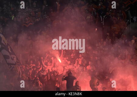 Nicosia, Cipro. 17 ottobre 2017. I tifosi di Nicosia durante la partita di qualificazione delle fasi a gironi della Champions League tra APOEL Nicosia e Borussia Dortmund allo stadio GSP di Nicosia, Cipro, il 17 ottobre 2017. Crediti: Angelos Tzortzinis/dpa/Alamy Live News Foto Stock