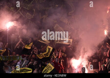 Nicosia, Cipro. 17 ottobre 2017. I tifosi del Dortmund resistono a torte durante la partita di qualificazione delle fasi a gironi della Champions League tra APOEL Nicosia e Borussia Dortmund allo stadio GSP di Nicosia, Cipro, il 17 ottobre 2017. Crediti: Angelos Tzortzinis/dpa/Alamy Live News Foto Stock