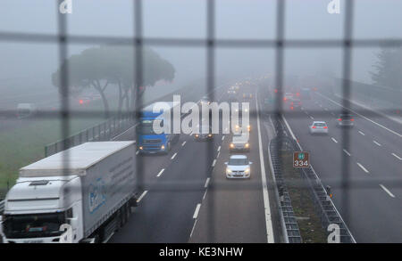 Veneto, Italia. Xviii oct, 2017. nono giorno di nebbia e smog in val padana. Nella foto l'autostrada a4, o la Serenissima, è un'autostrada che collega Torino e Trieste via Milano e Venezia. pm 10 al di sopra del valore di soglia. il blocco del traffico in molte città come anti-inquinamento. Credito: Ferdinando piezzi/alamy live news Foto Stock