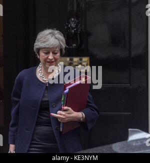 Londra, Regno Unito. Xviii oct, 2017. Il Primo Ministro inglese Theresa Maggio lascia 10 di Downing Street per il settimanale PMQ presso il Parlamento Credito: amer ghazzal/Alamy Live News Foto Stock