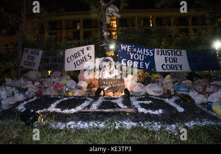 West Palm Beach, Florida, Stati Uniti d'America. Xviii oct, 2017. Nella foto è il memoriale per il ritardo di Corey Jones, situato vicino alla pista militare southbound I-95 uscita in Palm Beach Gardens Fla., martedì 17 ottobre, 2017. Due anni fa, Corey Jones è stato ucciso da un plainclothes funzionario di polizia dopo la sua auto si è rotta in una direzione sud I-95 uscita in Palm Beach Gardens. Nouman Raja, il funzionario caricato con il massacro, saranno processati in aprile. Credito: Andres Leiva/Palm Beach post/ZUMA filo/Alamy Live News Foto Stock