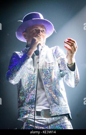 File. Xviii oct, 2017. Gordon Edgar Downie o GORD DOWNIE CM (Febbraio 6, 1964 - 17 ottobre 2017) era un canadese musicista rock, scrittore e attore occasionale. Egli è stato il cantante e paroliere per il Canadese rock band il tragicamente Hip. Nella foto: 10 agosto 2016 - Toronto, Ontario, Canada - Canadese leggendaria rock band il tragicamente Hip aprì il suo primo fuori di tre notti ultimo tour di Air Canada Centre di Toronto. I membri della band: GORD DOWNIE, Credito: Igor Vidyashev/ZUMA filo/Alamy Live News Foto Stock