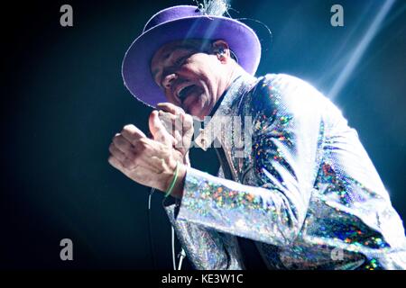 File. Xviii oct, 2017. Gordon Edgar Downie o GORD DOWNIE CM (Febbraio 6, 1964 - 17 ottobre 2017) era un canadese musicista rock, scrittore e attore occasionale. Egli è stato il cantante e paroliere per il Canadese rock band il tragicamente Hip. Nella foto: 10 agosto 2016 - Toronto, Ontario, Canada - Canadese leggendaria rock band il tragicamente Hip aprì il suo primo fuori di tre notti ultimo tour di Air Canada Centre di Toronto. I membri della band: GORD DOWNIE. Credito: Igor Vidyashev/ZUMA filo/Alamy Live News Foto Stock