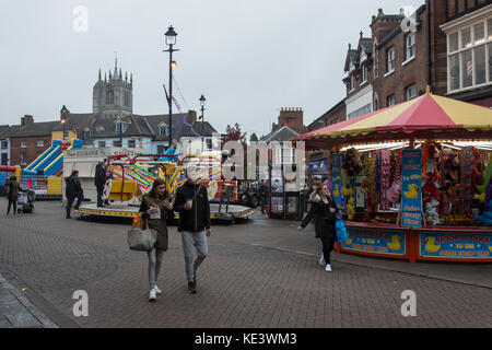 Melton Mowbray 18 ottobre 2017: grigio cieli e pioggia leggera come il circo arriva in città foto: clifford norton/alamy live news Foto Stock