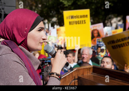 Mercoledì, Ottobre 18th, 2017, Washington DC USA: centinaia di musulmani americani e sostenitori protesta Trump dell amministrazione di tentativi di 'Muslim divieto' a Lafayette Square, appena al di fuori della Casa Bianca. Nella foto: Linda Sarsour, Musulmana attivista politico. Credito: B Christopher/Alamy Live News Foto Stock