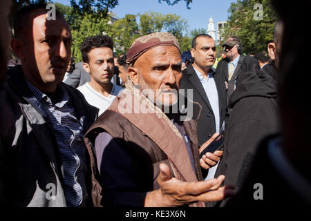 Mercoledì, Ottobre 18th, 2017, Washington DC USA: centinaia di musulmani americani e sostenitori protesta Trump dell amministrazione di tentativi di 'Muslim divieto' a Lafayette Square, appena al di fuori della Casa Bianca. Credito: B Christopher/Alamy Live News Foto Stock