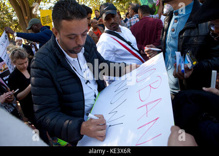 Mercoledì, Ottobre 18th, 2017, Washington DC USA: centinaia di musulmani americani e sostenitori protesta Trump dell amministrazione di tentativi di 'Muslim divieto' a Lafayette Square, appena al di fuori della Casa Bianca. Credito: B Christopher/Alamy Live News Foto Stock