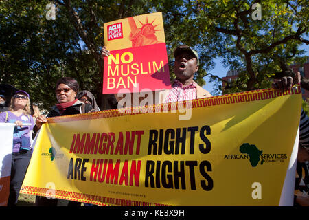 Mercoledì, Ottobre 18th, 2017, Washington DC USA: centinaia di musulmani americani e sostenitori protesta Trump dell amministrazione di tentativi di 'Muslim divieto' a Lafayette Square, appena al di fuori della Casa Bianca. Credito: B Christopher/Alamy Live News Foto Stock