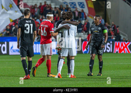 Ottobre 18, 2017. Lisbona, Portogallo. Manchester United dal Belgio Romelu Lukaku (9) e il portiere di Benfica dal Belgio Mile Svilar (1) durante il gioco del round 3rd della UEFA Champions League Group A, SL Benfica contro Manchester United FC Credit: Alexandre de Sousa/Alamy Live News Foto Stock