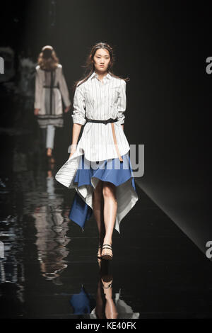 Tokyo, Giappone. 18th ottobre 2017. Un modello indossa una creazione di Elza Winkler sulla pista dell'Amazon Fashion Week Tokyo 2018 S/S, il 18th ottobre a Tokyo, Giappone. Credit: Michael Steinebach/AFLO/Alamy Live News Foto Stock