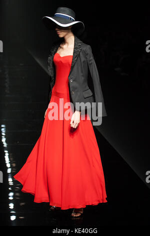 Tokyo, Giappone. 18th ottobre 2017. Un modello indossa una creazione di Elza Winkler sulla pista dell'Amazon Fashion Week Tokyo 2018 S/S, il 18th ottobre a Tokyo, Giappone. Credit: Michael Steinebach/AFLO/Alamy Live News Foto Stock