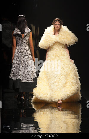 Tokyo, Giappone. 18th ottobre 2017. Un modello indossa una creazione di Elza Winkler sulla pista dell'Amazon Fashion Week Tokyo 2018 S/S, il 18th ottobre a Tokyo, Giappone. Credit: Michael Steinebach/AFLO/Alamy Live News Foto Stock