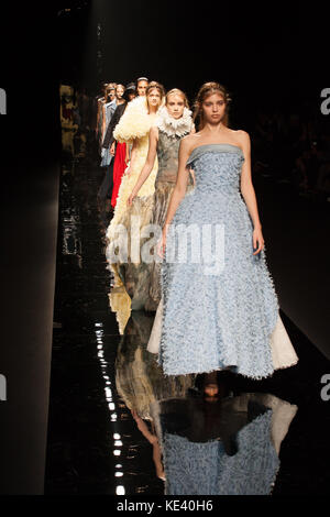 Tokyo, Giappone. 18 ottobre 2017. Le modelle indossano Elza Winkler sulla passerella di Amazon Fashion Week Tokyo 2018 S/S, il 18 ottobre a Tokyo, Giappone. Crediti: Michael Steinebach/AFLO/Alamy Live News Foto Stock