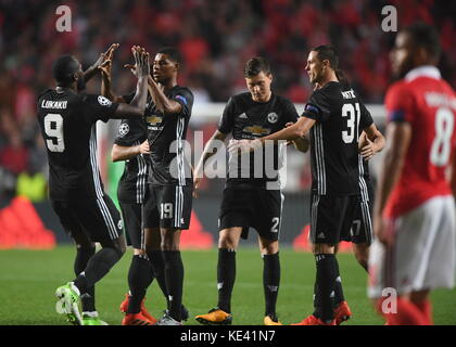 Lisbona. Xviii oct, 2017. marcus rashford (2 l) del manchester united festeggia dopo il punteggio con i suoi compagni di squadra durante la terza partita del gruppo a del 2017-18 la UEFA Champions League tra benfica e manchester united a luz stadium di Lisbona, Portogallo on oct. 18, 2017. benfica perso 0-1. Credito: Zhang liyun/xinhua/alamy live news Foto Stock