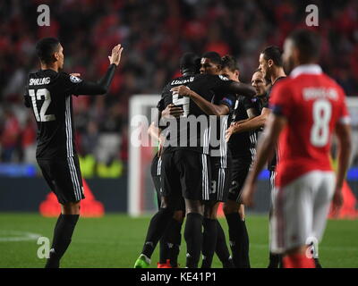 Lisbona. Xviii oct, 2017. marcus rashford (3 l) del manchester united festeggia dopo il punteggio con i suoi compagni di squadra durante la terza partita del gruppo a del 2017-18 la UEFA Champions League tra benfica e manchester united a luz stadium di Lisbona, Portogallo on oct. 18, 2017. benfica perso 0-1. Credito: Zhang liyun/xinhua/alamy live news Foto Stock