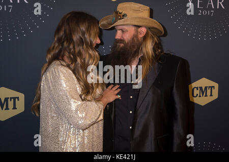 Nashville, Tenessee, STATI UNITI D'AMERICA. Xviii oct, 2017. NASHVILLE, TN - Morgane e Chris Stapleton arrivano sul tappeto rosso al 2017 artisti CMT dell'anno di Schermerhorn Symphony Center a Nashville, TN. Credito: la foto di accesso/Alamy Live News Foto Stock