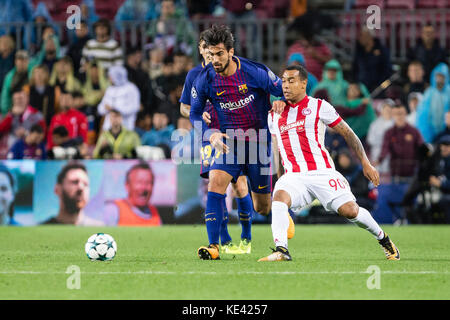 Spagna - XVIII di ottobre: Andre Gomes e Felipe Pardo durante il match tra FC Barcelona contro Olympiacos, per il round 3 del Liga Santander, giocato al Camp Nou Stadium il 18 ottobre 2017 a Barcellona, Spagna. (Credit: Urbanandsport/Gtres Online) Credito: Gtres Información más Comuniación on line, S.L./Alamy Live News Foto Stock