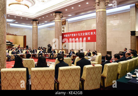 Pechino, Cina. 19 ottobre 2017. La delegazione della Provincia di Liaoning al XIX Congresso Nazionale del Partito Comunista Cinese (CPC) tiene una discussione a Pechino, capitale della Cina, il 19 ottobre 2017. Crediti: Shen Hong/Xinhua/Alamy Live News Foto Stock