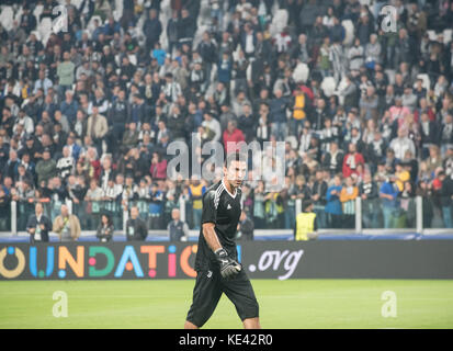 Torino, Italia. 18 ottobre 2017. Gianluigi Buffon (Juventus FC) durante la partita di Champions League Juventus FC vs Sporting Clube de Portugal. Juventus vince 2-1 al Juventus Stadium di Torino 18 ottobre 2017 crediti: Alberto Gandolfo/Alamy Live News Foto Stock