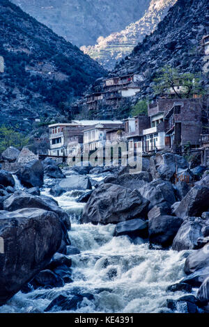 Attraversamento di un affluente del fiume Indo su un ponte di legno, in Swat Vallley, Pakistan 1990. Foto Stock