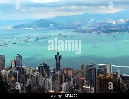 Una vista del porto di Victoria e di Hong Kong di isola centro finanziario. Foto Stock