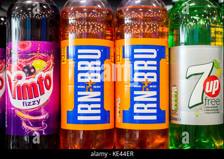 Irn Bru e altre bevande gassate impilati su un ripiano in un Supermercato UK Foto Stock