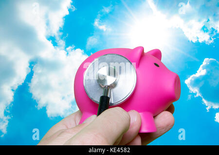 Un controllo finanziario con uno stetoscopio isolato su uno sfondo bianco Foto Stock