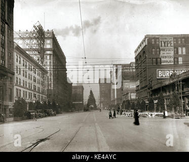 Vista della dodicesima strada guardando verso nord attraverso Olive Street verso un albero di Natale visualizzati nell'intersezione tra la dodicesima e la Washington Avenue Foto Stock